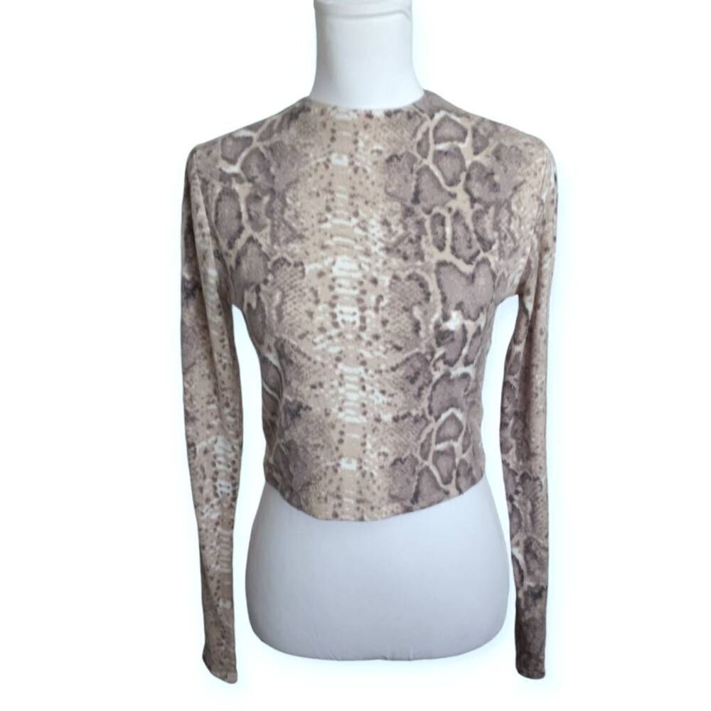 BEAR DANCE GRAY SNAKE PRINT CROP LONG SLEEVE TOP SZ.L EUC